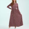 robes à pois marine bordeaux manches longues motif tacheté mollet portée par une femme souriante avec des baskets blanches coupe évasée froncée à la taille