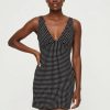 robes longues noires à pois détail noué dos décolleté plongeant moulante sans manches portée par un mannequin