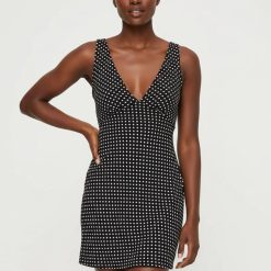 robes longues noires à pois détail noué dos décolleté plongeant moulante sans manches portée par un mannequin
