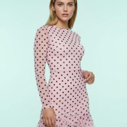 robes longues noires à pois dos nu corps volanté ourlet exclusivité robe rose pâle à pois noirs à manches longues et ourlet volanté pour femme posant