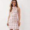 robes à pois rouge col bénitier lin mélangé courte petite saxton moulante rose clair imprimée de pois noirs sans manches portée par une femme