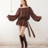 robes manches longues à pois drapée mousseline taille nouée ballon chocolat portée par une femme rousse avec des bottes hautes marron