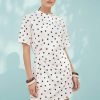 robes portefeuille à pois courte et monochrome design portée par une femme avec des manches courtes et un détail noué à la taille