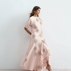 robes satin à pois longue ornementés en pêche avec manches courtes et ourlet asymétrique à volants