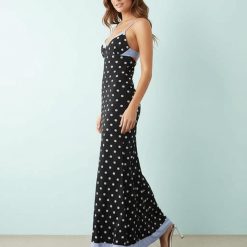 robes à pois chics longue caraco en tulle bleu élégante robe maxi noire à pois blancs avec détails en tulle bleu clair et bretelles fines