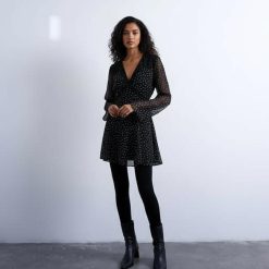 robes longues noires à pois monochrome dentelle manches rétro bords volantées portées avec des collants noirs et des bottines