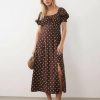 robes bohème à pois chocolat bouffantes manches fluide longue petite col carre avec fente sur la jambe et motif a pois blancs