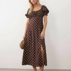 robes bohème à pois chocolat bouffantes manches fluide longue petite col carre avec fente sur la jambe et motif a pois blancs