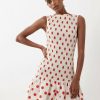 robes vintages rouges à pois froncée basse courte taille sur fond crème- une robe estivale moderne sans manches trouvé