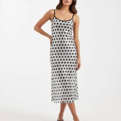 robes à pois transparentes sequins bretelles longueur fantaisie une femme porte une robe longue transparente à pois noirs sequins et bretelles fines