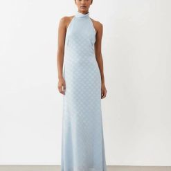 robes à pois transparentes mousseline longue col montant dos nu bleu clair portée par un mannequin élégant