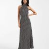 robes à pois années 50 noirs satin longue échancré dos nu élégante tenue femme sans manches col montant à pois blancs sur fond noir pour une soirée habillée