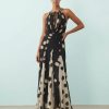 robes à pois années 50 noirs col bénitier profond longue imprimée godets contrastants portée par un mannequin sur fond bleu