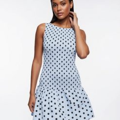 robes asymétriques à pois bleu basse exclusivité courte plissé taille froncé une robe dété élégante et confortable sans manches avec des pois noirs sur fond bleu clair