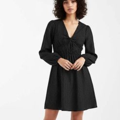 robes longues noires à pois en velours côtelé courte col en v et manches longues froncées à la taille