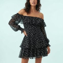 robes asymétriques à pois courte dénudées épaules double épaisseur tissu godets robe noire à pois blancs avec volants épaules dénudées style élégant chic