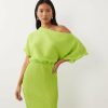 robes asymétriques à pois citron vert métallisés épaule plissée longue dénudée d’une femme asiatique portant une élégante robe longue à pois dorés une tenue chic et tendance