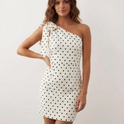 robes asymétriques à pois courte dénudées épaules et blanc élégante et moderne pour une silhouette féminine et estivale trouve ce style unique sur notre site web