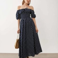 robes asymétriques à pois noués manches bouffantes plage longue bleu marine robe femme épaules dénudées motif pois blancs fond bleu marine trouve sa place pour lété