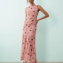 robes à pois rouge rose marron encolure basse montante froncée taille longue sans manches couleur rose avec des pois marron pour femme