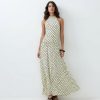 robes à pois jaune col montant taille basse citron et marron longue sans manches portee par un mannequin