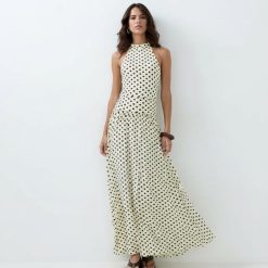 robes à pois jaune col montant taille basse citron et marron longue sans manches portee par un mannequin