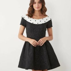 robes à pois jaune encolure bateau jacquard courte noir avec un col blanc a pois noirs et une jupe evasee a motif floral