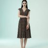 robes à pois jaune marron taille cintrée manches courtes femme élégante motifs pois clairs robe de style vintage