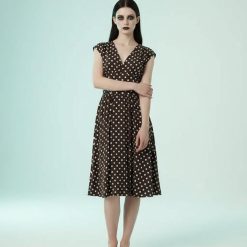 robes à pois jaune marron taille cintrée manches courtes femme élégante motifs pois clairs robe de style vintage