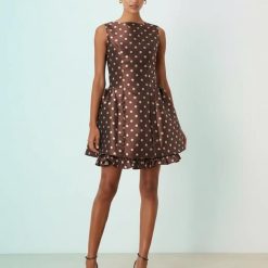 robes à pois jaune screenplay courte en jacquard marron sans manches a col ras du cou jupe evasee a volant bas portee par une femme avec des sandales a talons