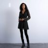 robes longues noires à pois monochrome dentelle manches rétro bords volantées portées avec des collants noirs et des bottines