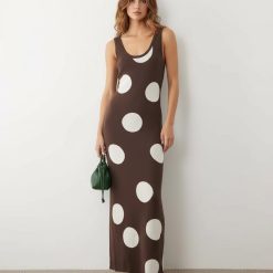 robes longues marron à pois maille en robe longue moulante sans manches à grands pois blancs pour femme