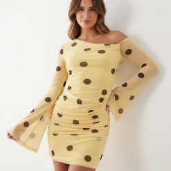 robes noires à petit pois citron tulle manches dénudées courte épaules ange imprimé moulante jaune clair à pois marron avec manches évasées portée par un mannequin pas de ponctuation