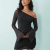 robes noires à petit pois dénudées tulle courte épaules ange manches moulante asymétrique avec manches évasées portée par une femme