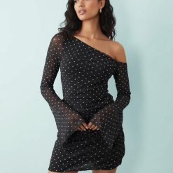 robes noires à petit pois dénudées tulle courte épaules ange manches moulante asymétrique avec manches évasées portée par une femme