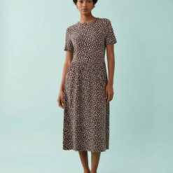 robes à pois filles longue mi tachetés marron et rose avec manches courtes et col rond portée par un mannequin sur fond bleu