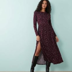 robes à pois filles estompés mi longue violet foncé à manches longues avec fente latérale portée par une femme avec des bottes hautes noires
