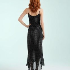robes longues noires à pois style sirène vue de dos avec bretelles fines et ourlet volanté transparent