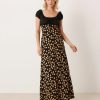 robes rouges à petit pois dégagée noué volants longue détail encolure marron femme portant une élégante robe longue noire à pois dorés et un corsage froncé