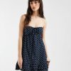 robes à pois marine bleu volants babydoll nouer courte bandeau avec lacage sur le buste et coupe courte evasee