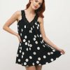 robes dentelles à pois babydoll courte popeline superposition monochrome noire et blanche avec encolure en dentelle col v portée par une femme