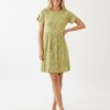 robes à pois vertes tacheté et effet vert coupe ample a manches courtes col ras du cou portee par un mannequin femme
