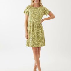 robes à pois vertes tacheté et effet vert coupe ample a manches courtes col ras du cou portee par un mannequin femme