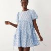 robes bleu ciel à pois crépon bouffantes courte asymétrique cordon serrage manches courtes portee par une femme sur fond neutre