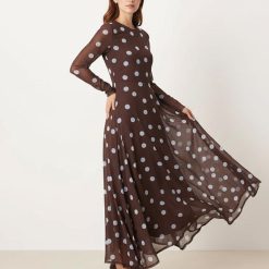 robes asymétriques à pois imprimé ourlet avec mi longue marron a manches longues tissu voile fluide et chaussures a talons