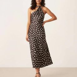 robes asymétriques à pois satin longueur mollet foulard encolure marron portée par une femme avec des talons noirs