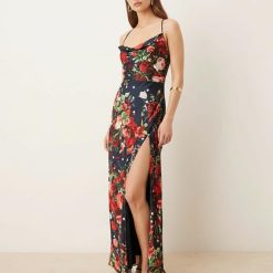 robes a pois bleu marine et fleurs longue fendue satin dos ouvert portee par un mannequin de profil avec des bretelles croisees dans le dos