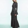 robes évasées à pois longue en satin manches nœud minuit élégante femme blonde portant une robe longue à pois noirs et blancs avec des manches évasées
