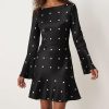 robes évasées à pois et manches courte en satin noire col bateau et volants au bas