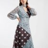 robes à pois années 50 bénitier foulard longue détail col bleu marron et bleue fluide à manches longues avec empiècements contrastés motif pois grands et petits